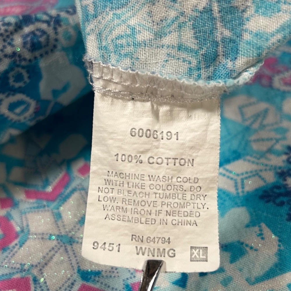 Peaches Uniforms Women's Size XL Scrub Top Blue Pink Snowflake Glitter V-Neck - Picture 4 of 8